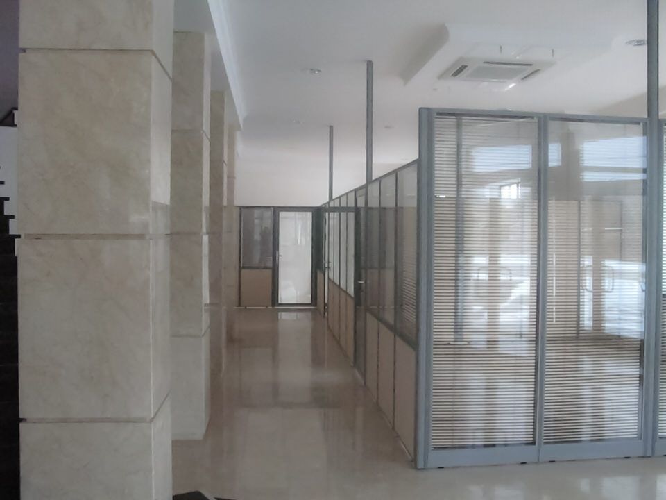 Офисный коридор с комбинированными перегородками и жалюзи в стекле