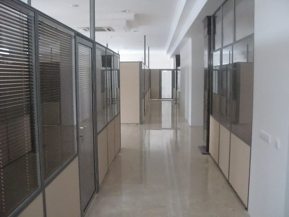 Офисный коридор с перегородками и жалюзи в стекле