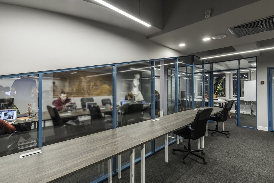 Open space со стеклянными перегородками в синем профиле (проект WGG digital agency)