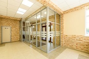 Алюминиевая перегородка со стеклом и матовыми полосами в проходной зоне