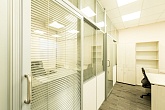 Откатная дверь и стеклянные перегородки с встроенными жалюзи в кабинете