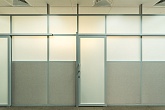 Откатная дверь в офисной перегородке с комбинированным заполнением