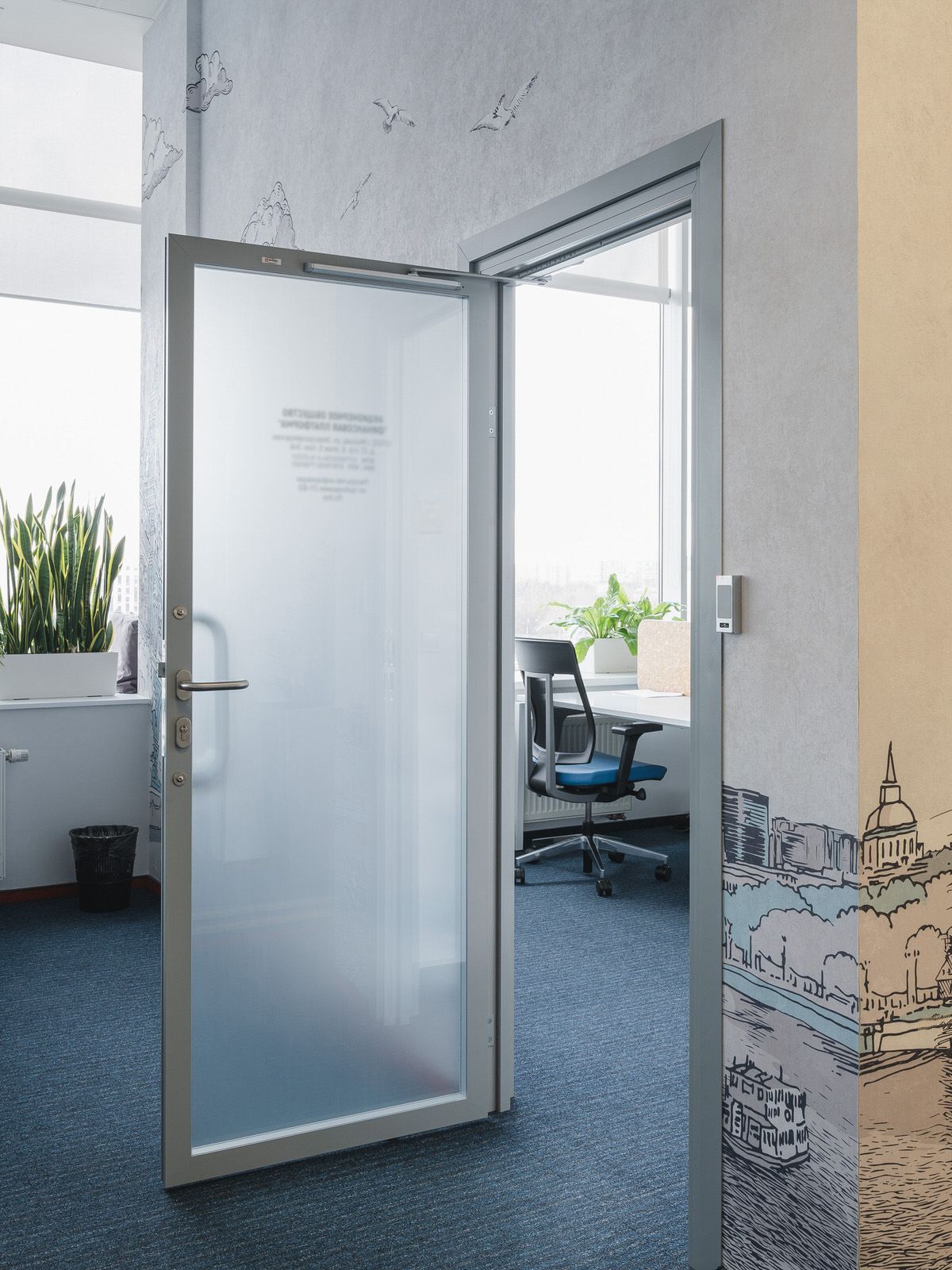 Открытая матовая дверь в алюминиевом профиле