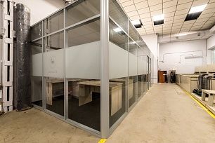 Перегородка из алюминиевого профиля в производственной зоне с матовой полосой