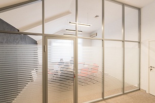 Офисная перегородка из алюминиевого профиля с матовой полосой на стекле