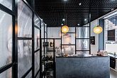 Офисная перегородка loft на облегченном профиле: общий вид в переговорной, черный профиль