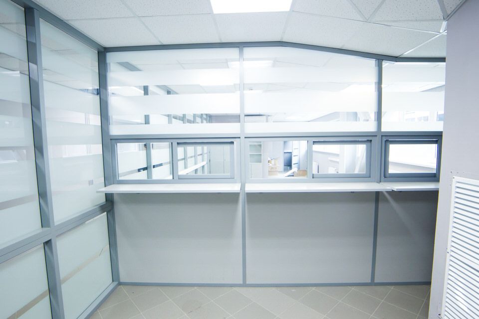 Перегородка поста охраны с раздвижными окнами и рабочей поверхностью