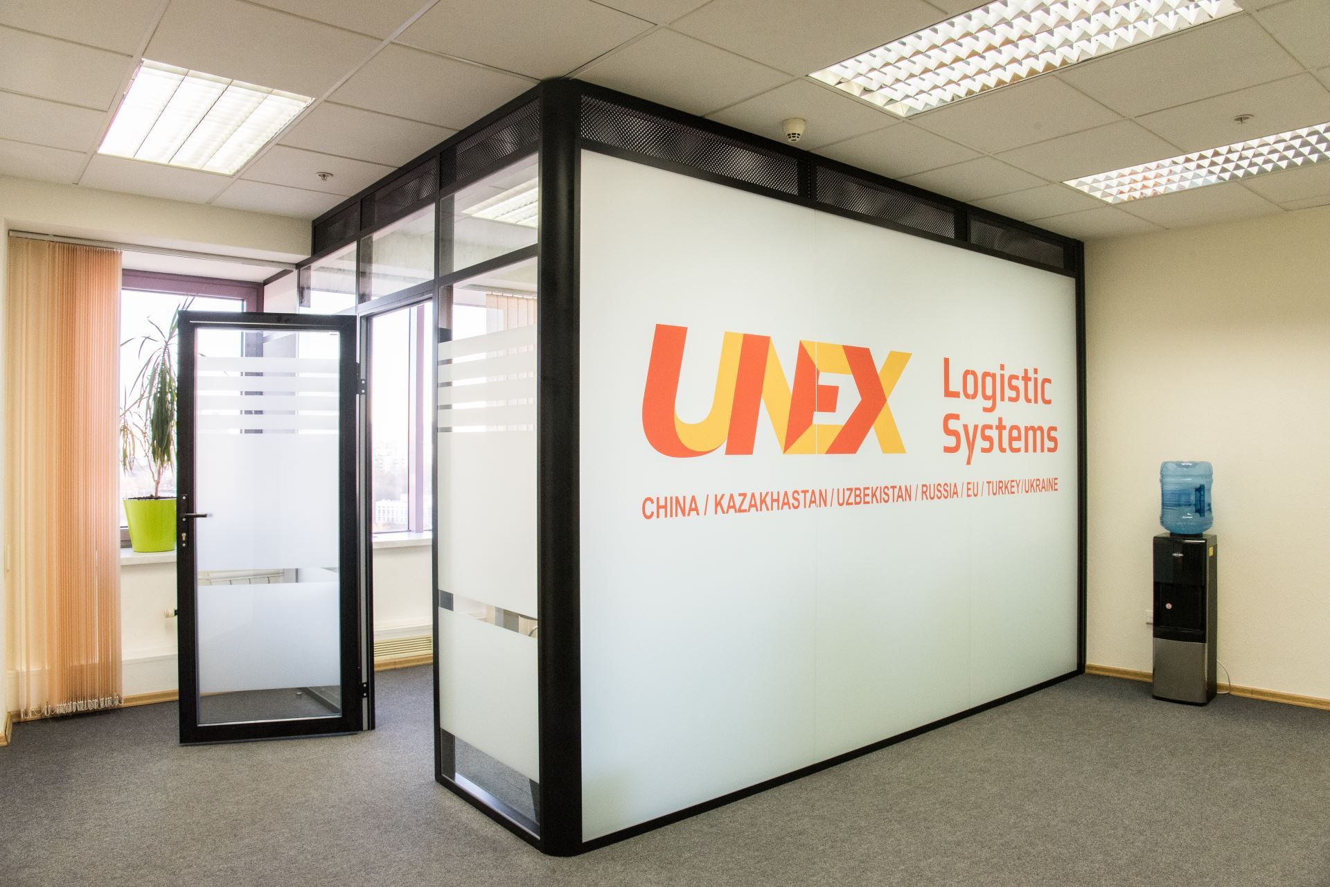 Перегородка с логотипом UNEX