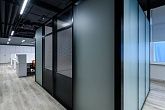 Офисная перегородка с перфорацией: общий вид в интерьере офиса, перфорация на вставках