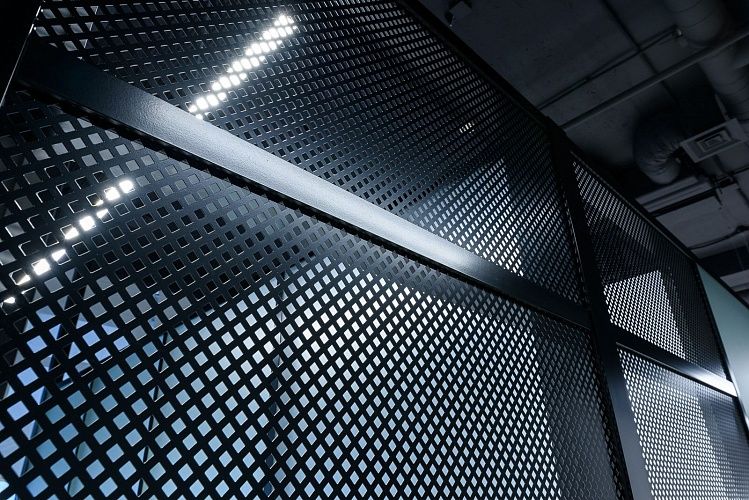 Офисная перегородка с перфорацией: общий вид в интерьере офиса, перфорация с логотипом