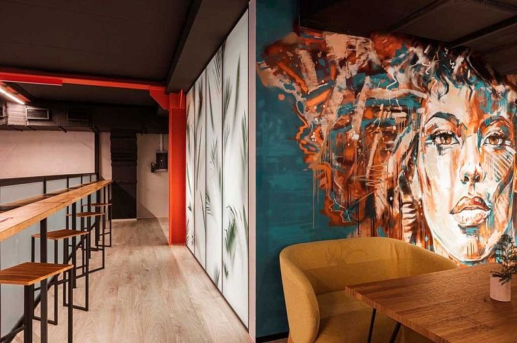 Офисная перегородка с рисунком: общий вид в интерьере офиса, матовый рисунок