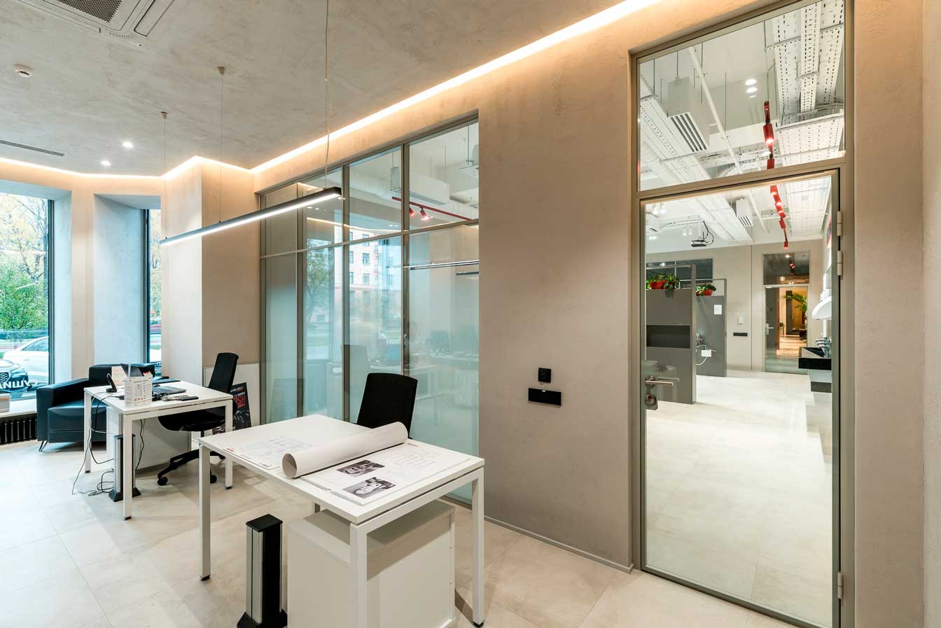 Перегородки из двойного стекла: общий вид офис-шоурума со стеклянными перегородками и дверью. Проект «Stiebel Eltron».