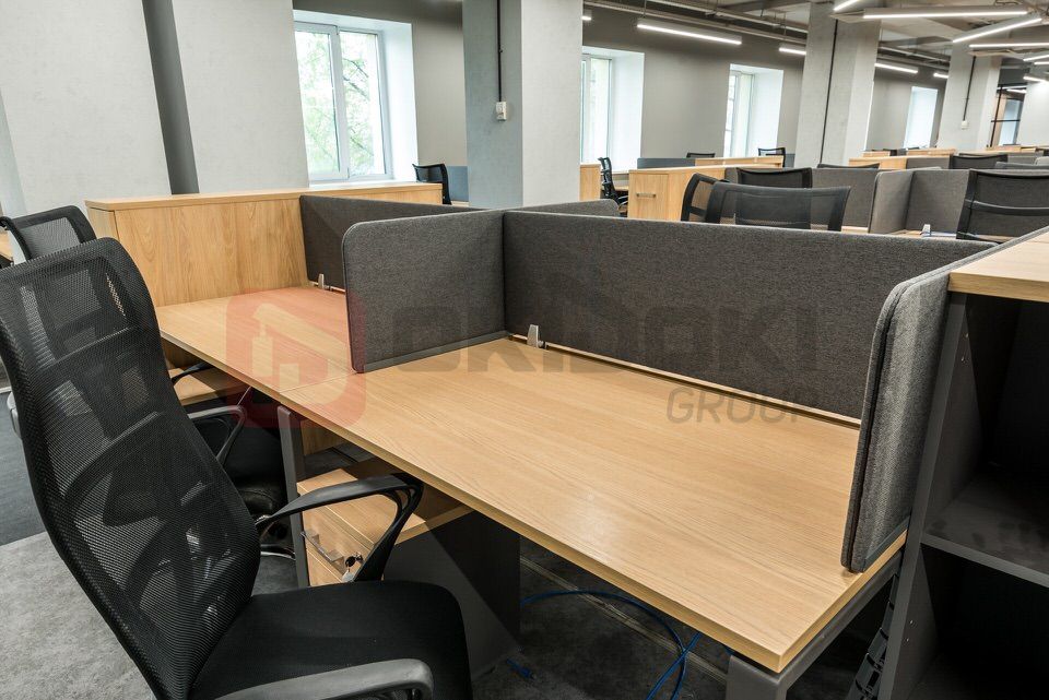 Перегородки рядом с жалюзи в офисе