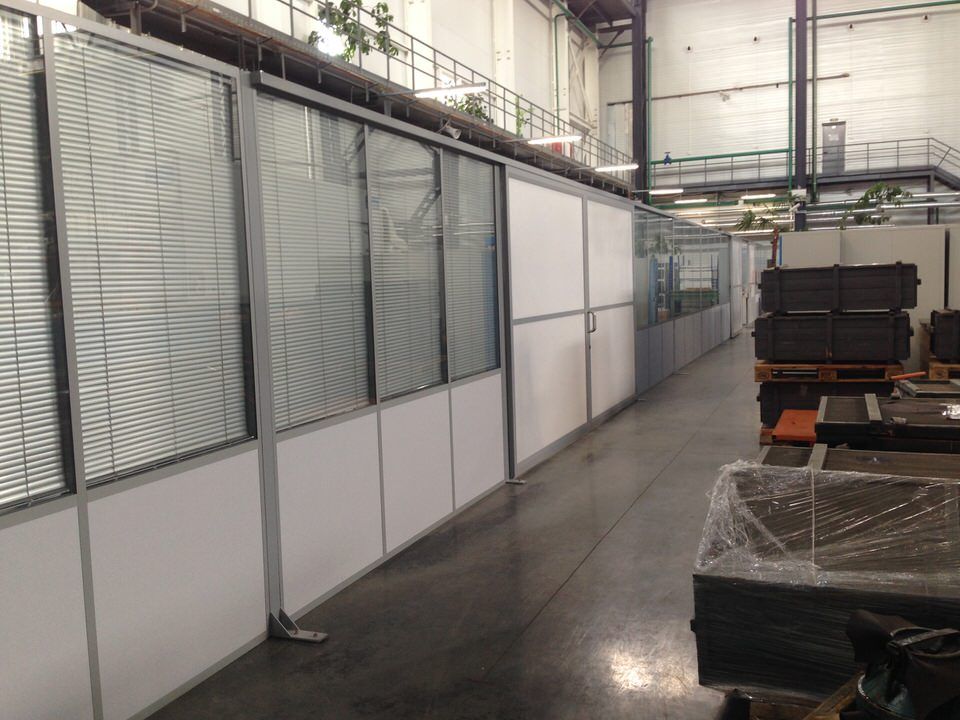 Перегородки с окнами и жалюзи