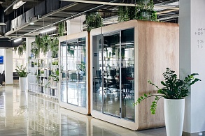 Переговорные капсулы и кабины для офиса: пример Переговорная капсула со стеклянными дверями в офисном пространстве — пример