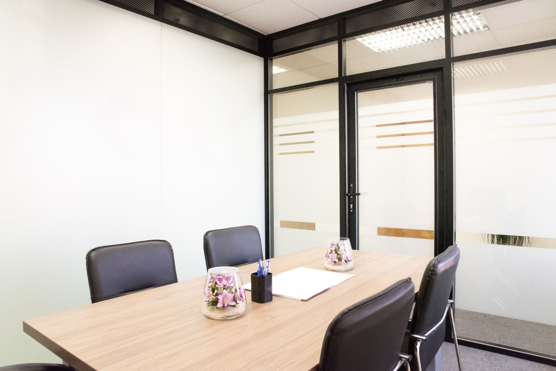 Переговорная комната с матовыми перегородками