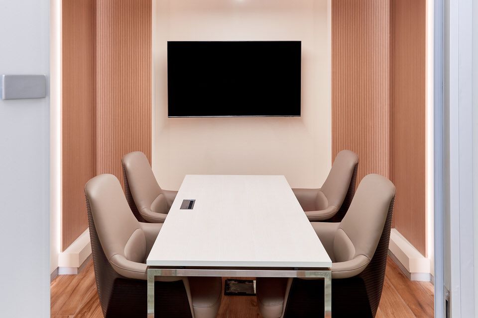 Переговорная комната в офисе со стеклянными перегородками (проект SearchInform)