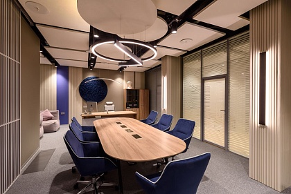 Матовые стеклянные перегородки и двери в переговорной комнате