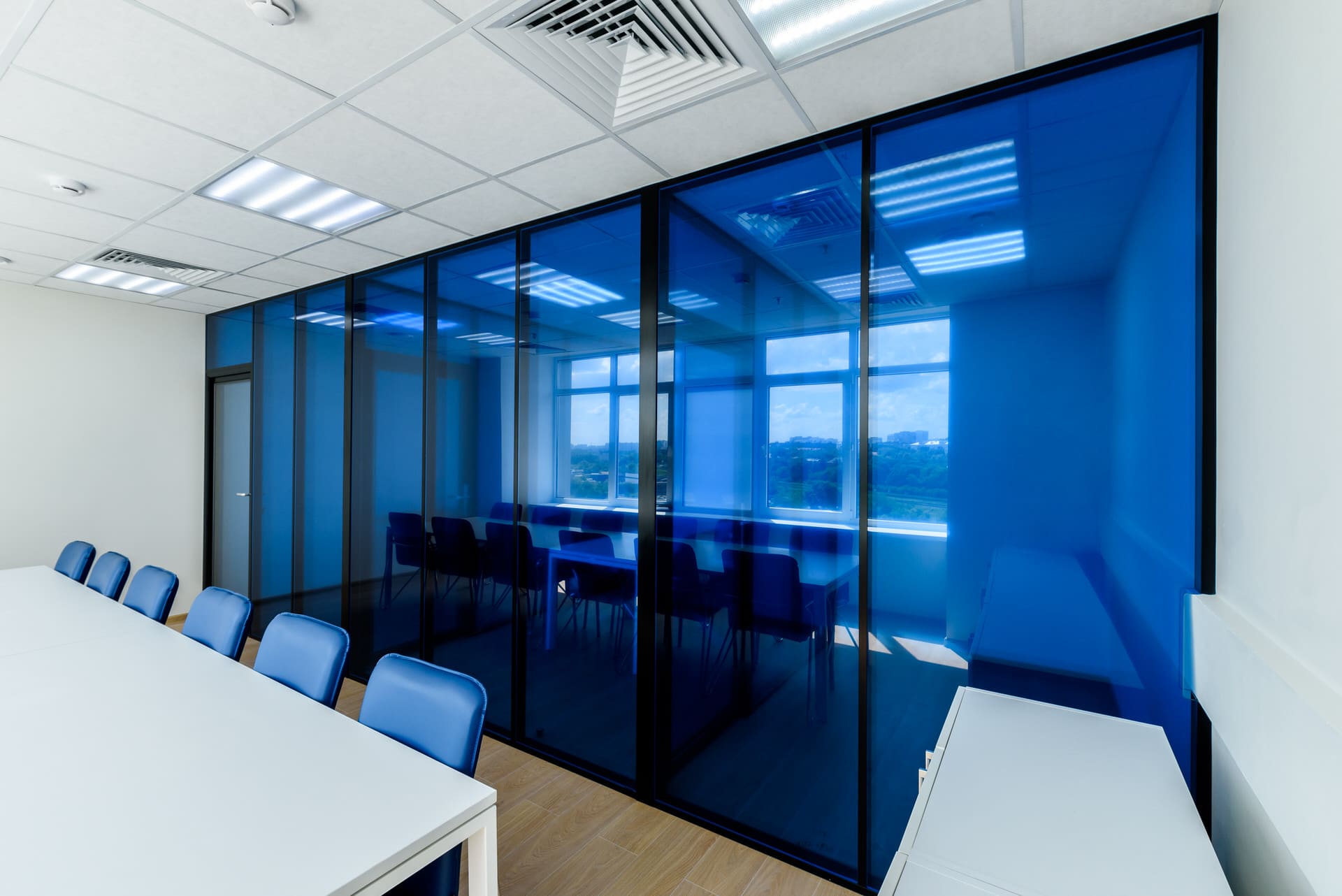 Переговорная зона с синей стеклянной перегородкой