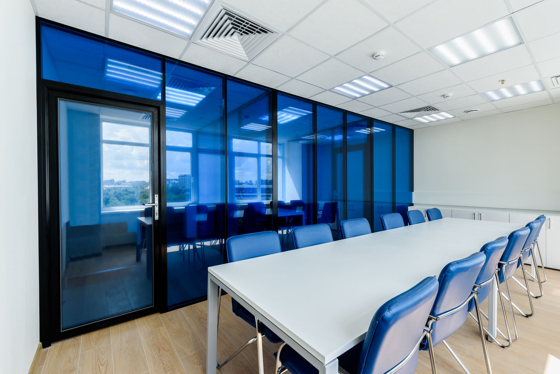 Переговорная комната с синей стеклянной стеной и дверью