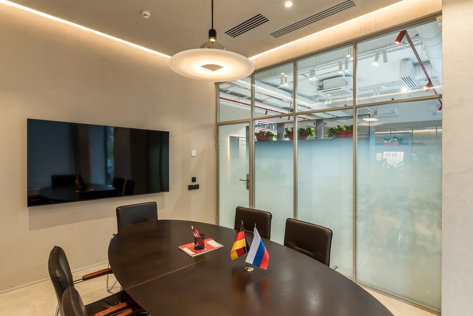 Перегородки из двойного стекла: переговорная с овальным столом и стеклянной стеной. Проект «Stiebel Eltron».