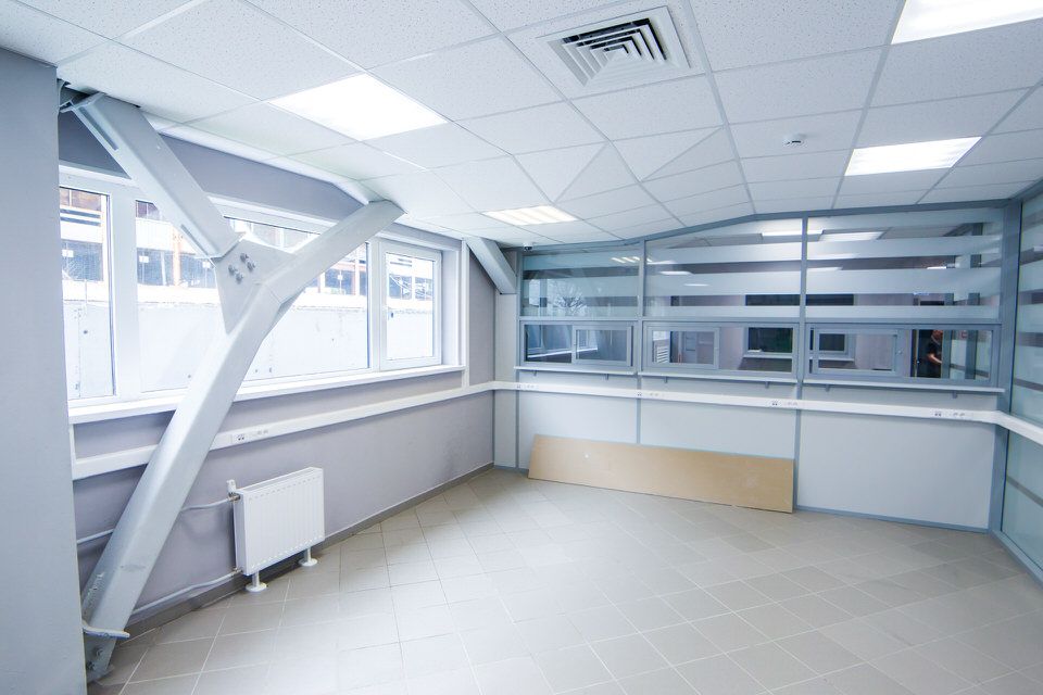 Пост охраны с окнами в перегородке из стекла и алюминия