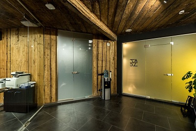 Офисные перегородки в проекте Заказчик проекта (красная эмблема) — переговорная зона