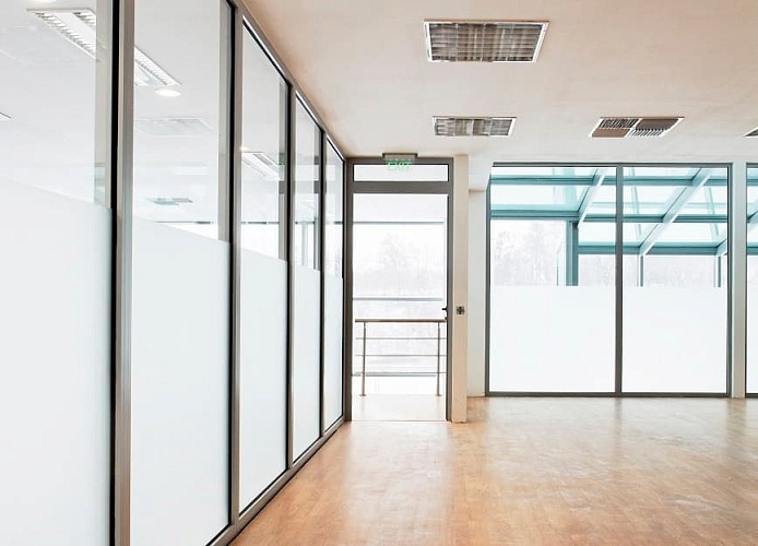 Противопожарная перегородка Flame-50: стеклянные перегородки с матовой пленкой