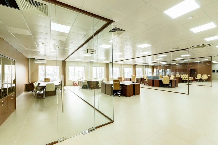 Стеклянная прозрачная перегородка для отделения рабочих зон