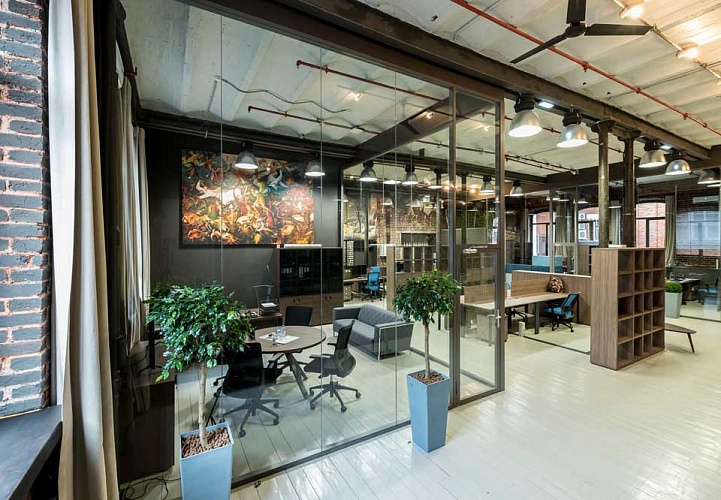 Офисная перегородка из прозрачного стекла с дверью