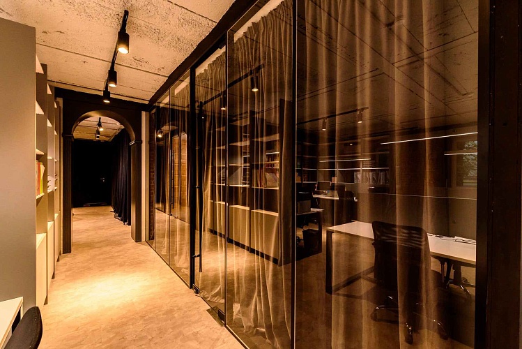 Офисная перегородка из прозрачного стекла с дверью