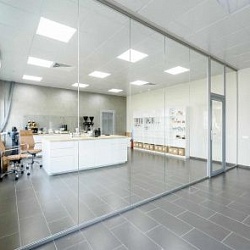 Прозрачные офисные перегородки из стекла