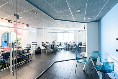 Прозрачные стеклянные перегородки для зонирования офиса