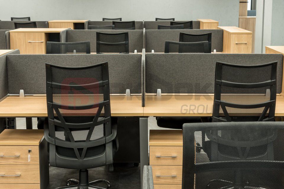 Рабочая зона с офисными перегородками