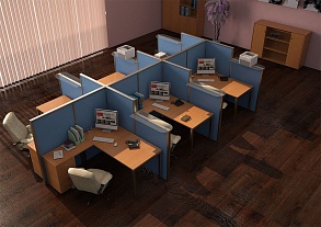 Рабочие столы с голубыми настольными перегородками — пример для офиса