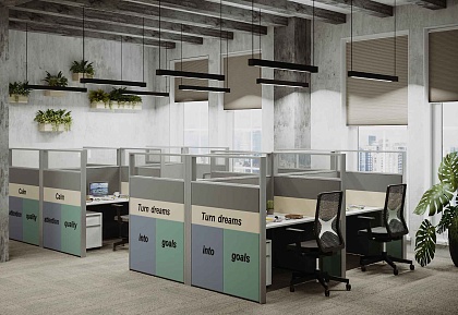 Рабочие места в опенспейсе с настольными перегородками и экранами