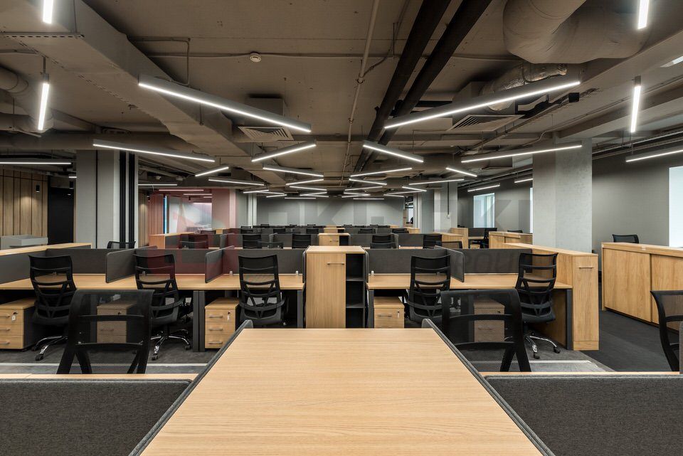 Рабочие места в open space с зонированием перегородками