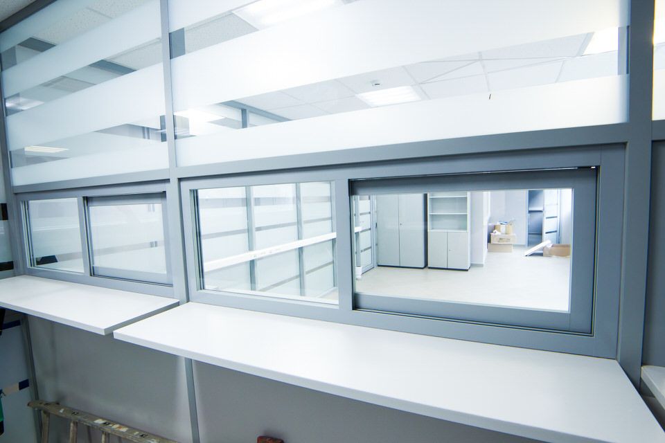 Раздвижное окно в офисной перегородке для поста охраны