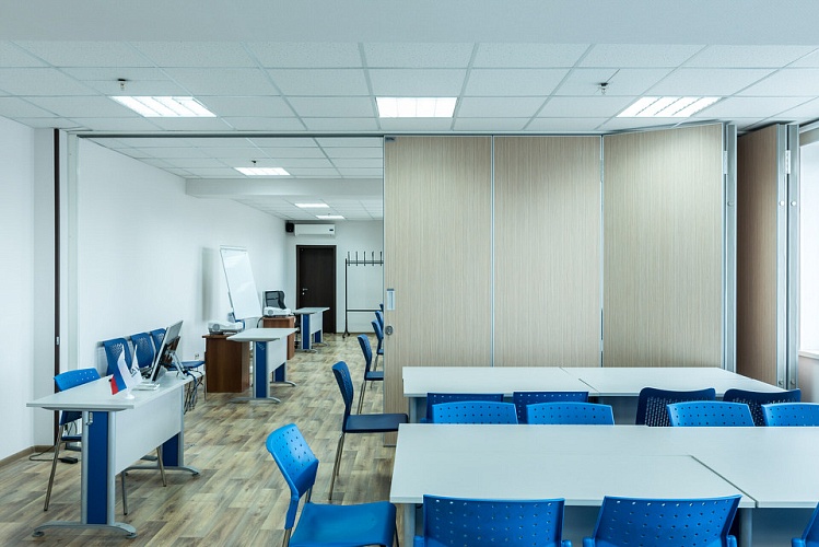 Раздвижные стены для офиса — пример зонирования переговорной и опенспейса