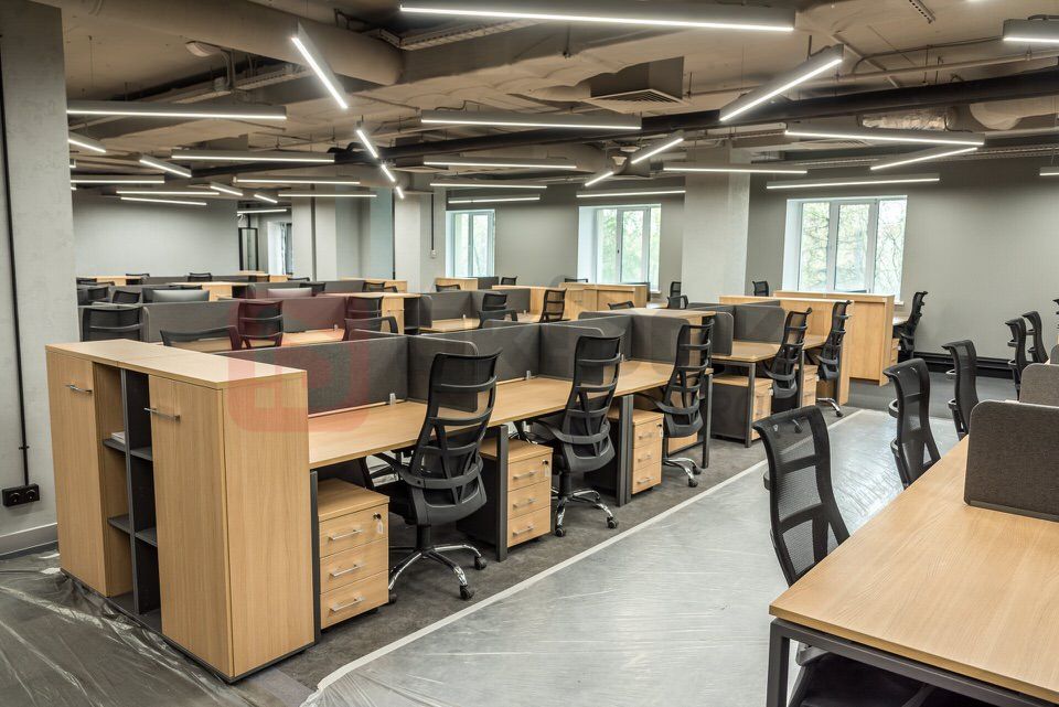 Ряд кабинетов со стеклянными перегородками