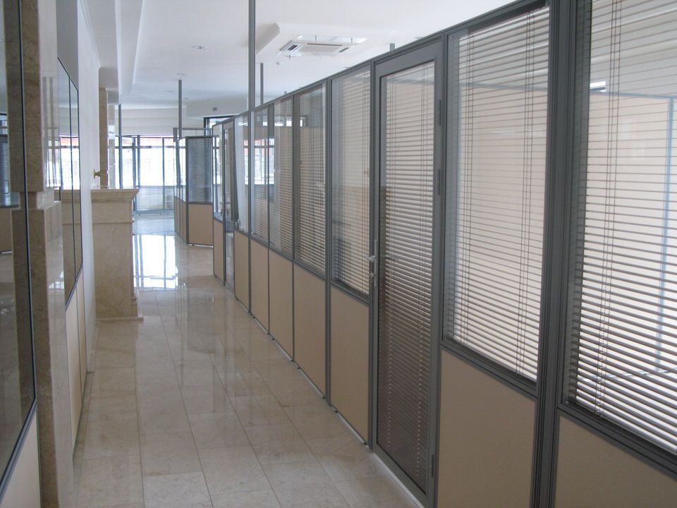 Офисные перегородки с жалюзи вдоль коридора