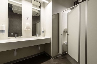 Сантехнические перегородки для санузла: кабина и писсуарная зона, серые панели