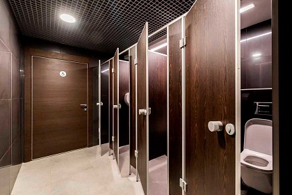 Сантехнические перегородки из ЛДСП для туалетных кабин — пример исполнения