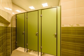 Сантехнические перегородки: двери кабин и фурнитура