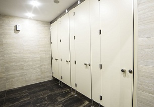 Сантехнические перегородки: кабинки санузла в офисе