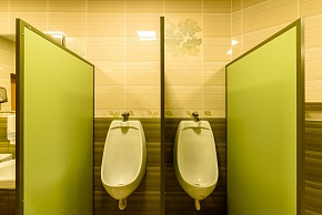 Сантехнические перегородки: кабинки санузла в торговом центре
