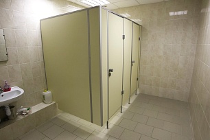 Сантехнические перегородки: кабины санузла ряд перегородок