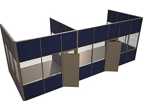 Сетчатые перегородки с синими глухими секциями и дверями — пример