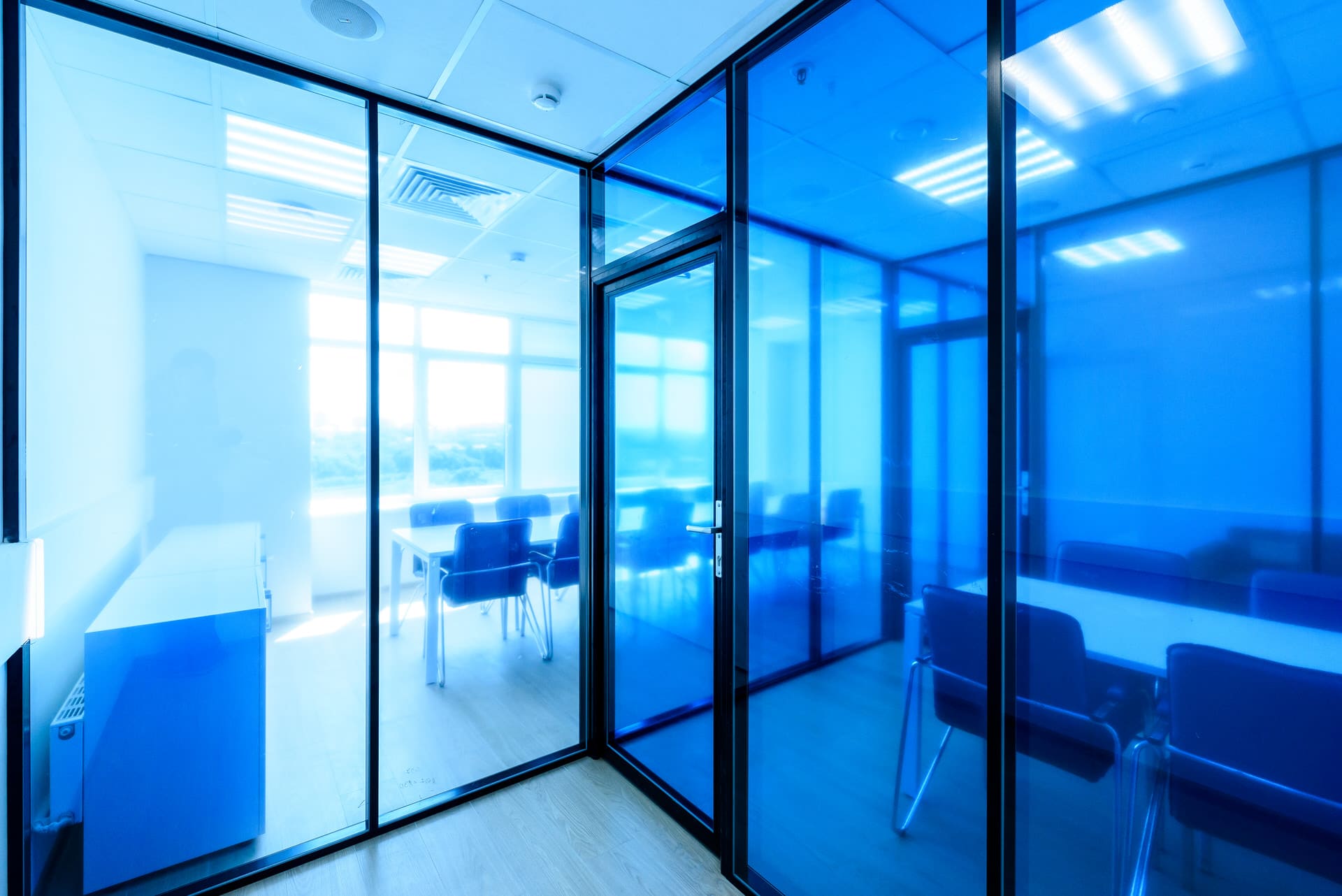 Синие стеклянные перегородки в черном алюминиевом профиле