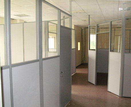 Стационарные офисные перегородки с глухими панелями